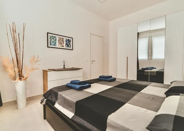 Exclusive Luxury Home With Private Parking