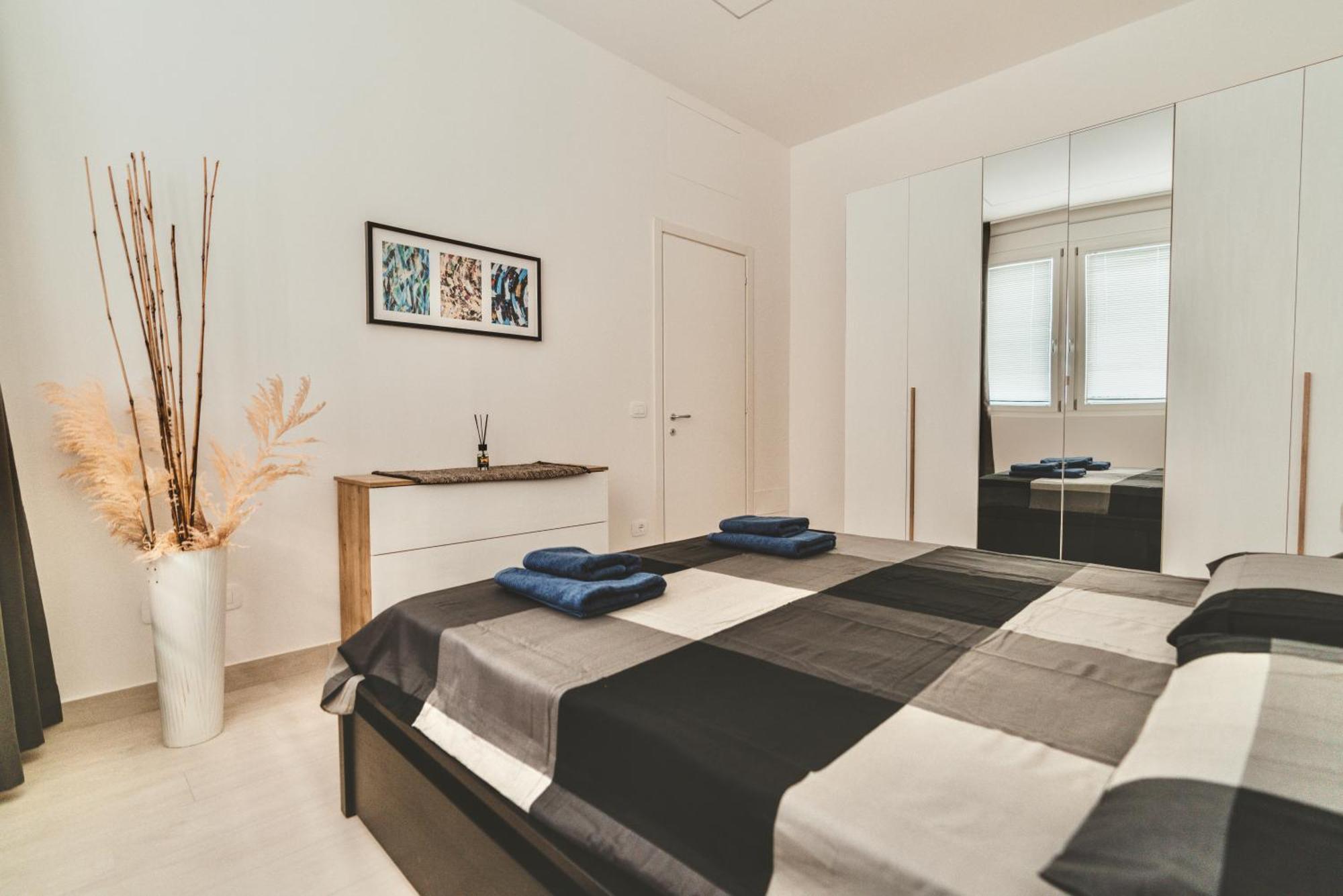 Exclusive Luxury With Private Parking *